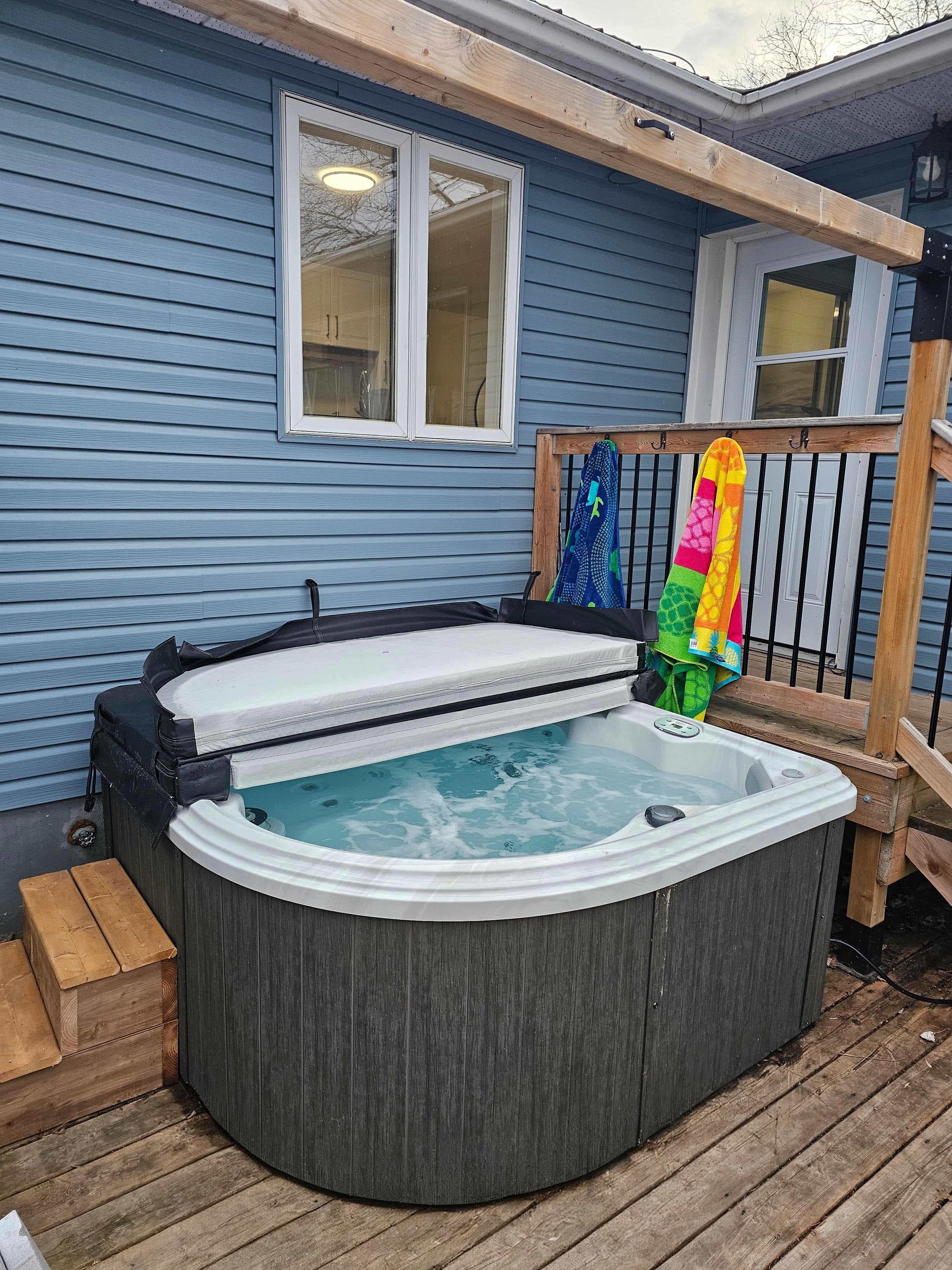 Hot tub on the deck at Stillwater Escape